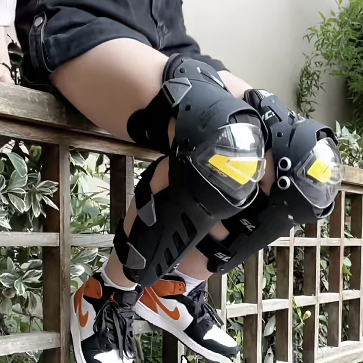 SCOYCO Motorcycle Knee Pads CE - مراجعة Motorcycle Gear Slipping وسعره